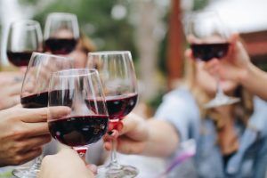 En el tranquilo entorno de Sierra Morena se disfruta de una "Degustación de vinos naturales en Destino Starlight Cielos de Sierra Morena (Córdoba)" bajo las estrellas. - ForTwo - Planes para parejas