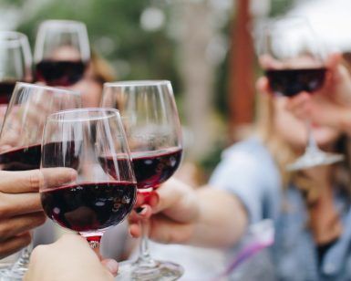 En el tranquilo entorno de Sierra Morena se disfruta de una "Degustación de vinos naturales en Destino Starlight Cielos de Sierra Morena (Córdoba)" bajo las estrellas. - ForTwo - Planes para parejas