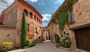 calle de peratallada|cadaqués- costa brava|puente de besalú|bagergue calles|lago de banyoles|tossa de mar castillo playa|beget iglesia|rupit i pruit paisaje||monells plaza del pueblo|les cases d'alcanar playa