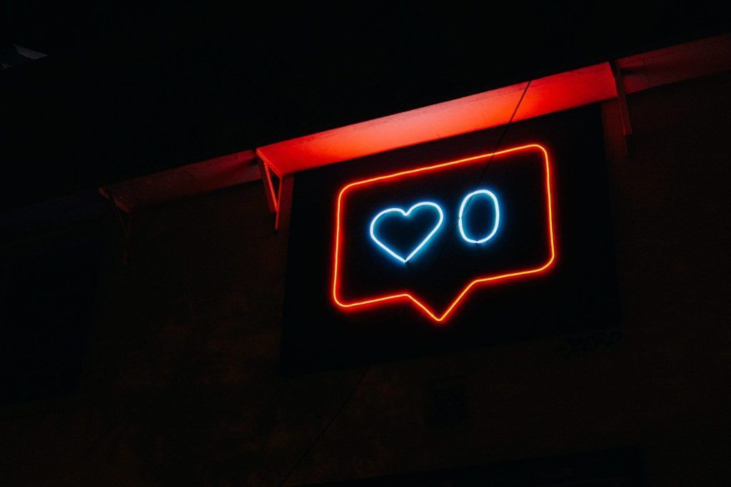 amor-millenial||FLEABAG|smartphone||