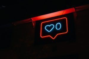 amor-millenial||FLEABAG|smartphone||