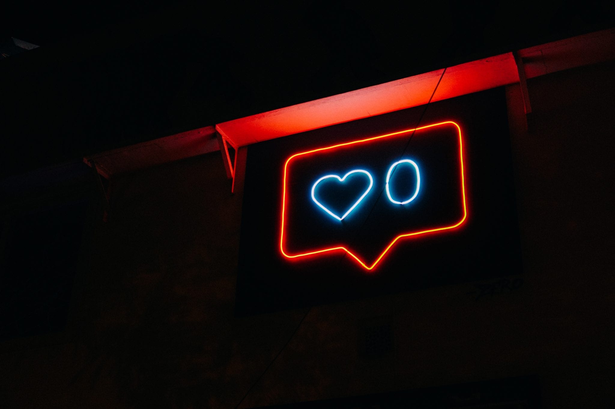 amor-millenial||FLEABAG|smartphone||