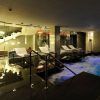 Experimente una relajación de lujo con el Circuito Spa + Masaje para dos en el Grums Hotel Spa de Barcelona. Disfrute de tumbonas, una piscina de burbujas, iluminación moderna bajo la escalera y tratamientos de spa rejuvenecedores. - ForTwo - Planes para parejas