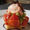 Disfrute de un plato gourmet del Menú para dos La Factoría de Parrilla García (Tenerife) con tomates frescos, lechuga sobre pan, cubierto con mousse rosa y glaseado balsámico. - ForTwo - Planes para parejas