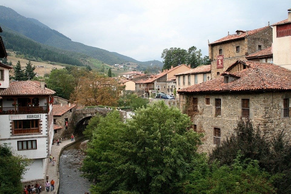 potes cantabria pueblo
