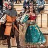 En Puy du Fou España, un hombre con armadura medieval y una mujer con traje tradicional cautivan al público en un evento al aire libre. Los visitantes del parque, cerca de Toledo, viven la historia a través de esta impactante actuación con la Entrada al parque Puy du Fou España (Toledo). - ForTwo - Planes para parejas