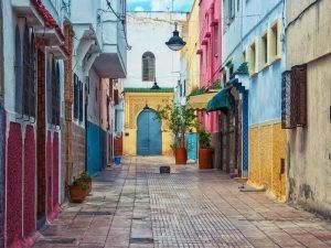 Descubra Marruecos al completo durante 8 días y sumérjase en los vibrantes callejones de Marruecos, con edificios pintados, puertas arqueadas, farolas y plantas en macetas bajo un cielo azul: la verdadera esencia de este encantador destino. - ForTwo - Planes para parejas
