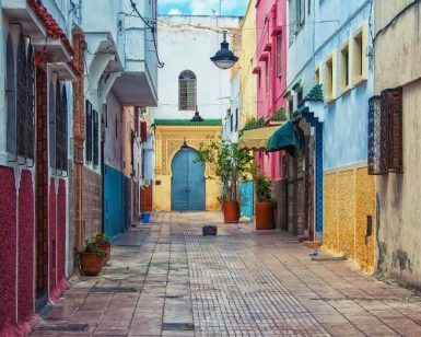 Descubra Marruecos al completo durante 8 días y sumérjase en los vibrantes callejones de Marruecos, con edificios pintados, puertas arqueadas, farolas y plantas en macetas bajo un cielo azul: la verdadera esencia de este encantador destino. - ForTwo - Planes para parejas