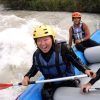 Aventureros alegres con cascos y chalecos salvavidas navegan por el Canal de Aguas Bravas en un viaje de rafting cerca de Granada. - ForTwo - Planes para parejas