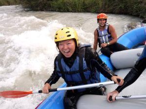 Aventureros alegres con cascos y chalecos salvavidas navegan por el Canal de Aguas Bravas en un viaje de rafting cerca de Granada. - ForTwo - Planes para parejas