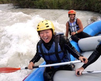 Aventureros alegres con cascos y chalecos salvavidas navegan por el Canal de Aguas Bravas en un viaje de rafting cerca de Granada. - ForTwo - Planes para parejas