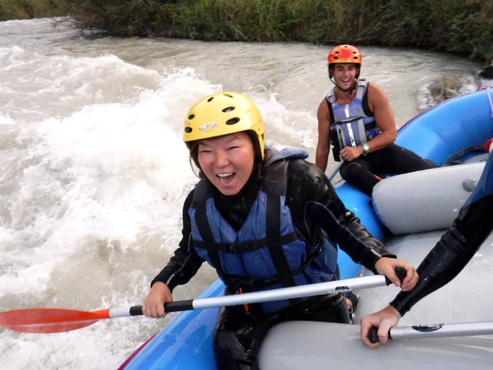 Aventureros alegres con cascos y chalecos salvavidas navegan por el Canal de Aguas Bravas en un viaje de rafting cerca de Granada. - ForTwo - Planes para parejas