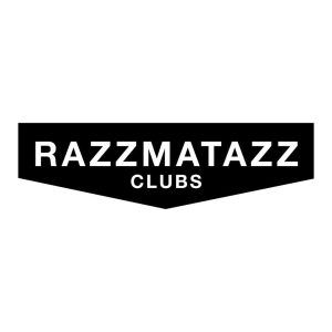 El logotipo de Razzmatazz Barcelona presenta un texto en mayúsculas y negrita en blanco y negro sobre una forma trapezoidal. - ForTwo - Planes para parejas