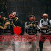 Cuatro personas con gafas VR rojas y equipos en mano se sumergen en la emocionante Red Helmet Experience Realidad Virtual (Barcelona), acompañadas de un texto que ilustra la emoción. - ForTwo - Planes para parejas