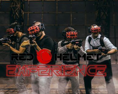 Cuatro personas con gafas VR rojas y equipos en mano se sumergen en la emocionante Red Helmet Experience Realidad Virtual (Barcelona), acompañadas de un texto que ilustra la emoción. - ForTwo - Planes para parejas