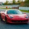 La experiencia "Conduce un Ferrari en Sevilla" ofrece la emoción de conducir un elegante Ferrari en un circuito de carreras, rodeado de exuberante vegetación y barreras para neumáticos. - ForTwo - Planes para parejas
