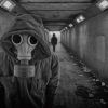 En el túnel poco iluminado, una persona con una máscara de gas permanece tensa, haciendo eco de la atmósfera misteriosa de Lanzadera Alien - Un juego de The Resistance Escape Room (Barcelona), mientras otra figura se acerca a lo lejos. - ForTwo - Planes para parejas