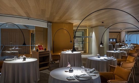 sala interior restaurante angle