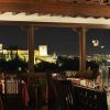 Saboree una romántica "Cena para dos con vistas a la Alhambra" en las Estrellas de San Nicolás, donde grandes ventanales enmarcan encantadoras vistas de la Alhambra iluminada y el paisaje urbano histórico. - ForTwo - Planes para parejas