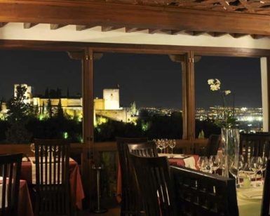 Saboree una romántica "Cena para dos con vistas a la Alhambra" en las Estrellas de San Nicolás, donde grandes ventanales enmarcan encantadoras vistas de la Alhambra iluminada y el paisaje urbano histórico. - ForTwo - Planes para parejas