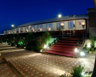 La Oferta Cena romántica en el exclusivo tren histórico Al Ándalus Expreso en Granada ofrece una experiencia gastronómica en vagones de tren antiguos con ventanas iluminadas y una entrada con alfombra roja, perfecta para una cena romántica bajo las estrellas. - ForTwo - Planes para parejas