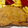 Disfruta del delicioso cachopón, un filete empanizado servido con patatas fritas y pimientos rojos asados como parte de la exquisita "Oferta menú con aperitivo, entrante, cachopón, postre y bebida" en Valverde (Madrid). - ForTwo - Planes para parejas