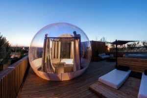 Descubre la magia de Rêve étoilé - Hotel burbuja en Setúbal. Ubicado en una terraza de madera, disfruta de una acogedora cama y asientos al aire libre en esta carpa burbuja transparente, perfecta para contemplar atardeceres impresionantes. - ForTwo - Planes para parejas