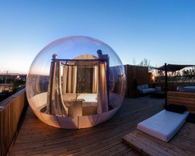 Descubre la magia de Rêve étoilé - Hotel burbuja en Setúbal. Ubicado en una terraza de madera, disfruta de una acogedora cama y asientos al aire libre en esta carpa burbuja transparente, perfecta para contemplar atardeceres impresionantes. - ForTwo - Planes para parejas