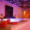 The Secret Experience Urban Spa 1850 Barcelona ofrece una lujosa sala de spa urbano con bañera de hidromasaje iluminada, obras de arte de Buda, linternas y toallas naranjas dobladas en forma de cisnes en el corazón de la ciudad. - ForTwo - Planes para parejas