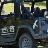 Un Jeep convertible negro, adornado con la marca Actividades Barbancho y símbolos de aventuras al aire libre, está estacionado en el césped, invitando a los exploradores a embarcarse en la emocionante Ruta 4x4 Vía de la Plata y Santuarios (Cáceres). - ForTwo - Planes para parejas