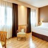 Disfrute de una escapada moderna en el Escapada Sercotel Alcalá 611 de Madrid, con una cama espaciosa, suelo de madera y un escritorio para portátil con silla. Relájese junto a la ventana con elegantes cortinas para una escapada inolvidable. Incluye desayuno y opción de almuerzo o cena. - ForTwo - Planes para parejas
