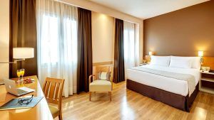 Disfrute de una escapada moderna en el Escapada Sercotel Alcalá 611 de Madrid, con una cama espaciosa, suelo de madera y un escritorio para portátil con silla. Relájese junto a la ventana con elegantes cortinas para una escapada inolvidable. Incluye desayuno y opción de almuerzo o cena. - ForTwo - Planes para parejas