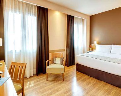 Disfrute de una escapada moderna en el Escapada Sercotel Alcalá 611 de Madrid, con una cama espaciosa, suelo de madera y un escritorio para portátil con silla. Relájese junto a la ventana con elegantes cortinas para una escapada inolvidable. Incluye desayuno y opción de almuerzo o cena. - ForTwo - Planes para parejas