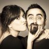 En Barcelona, el gesto juguetón de una mujer al aplastar la cara de un hombre mientras ambos sonríen a la cámara transmite una alegría que rivaliza con cualquier "Foto experiencia gastronómica en Barcelona" que hayan compartido en esta vibrante ciudad. - ForTwo - Planes para parejas