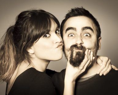 En Barcelona, el gesto juguetón de una mujer al aplastar la cara de un hombre mientras ambos sonríen a la cámara transmite una alegría que rivaliza con cualquier "Foto experiencia gastronómica en Barcelona" que hayan compartido en esta vibrante ciudad. - ForTwo - Planes para parejas