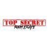 El logotipo con "TOP SECRET" en letras rojas y "ROOM ESCAPE" en texto negro estilizado sobre fondo blanco captura el misterio de una sala de escape. Perfecto para quienes buscan aventuras emocionantes en Sinners - Un juego para 2 de Top Secret Barcelona Escape Room (Barcelona). - ForTwo - Planes para parejas