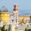 El Palacio de la Pena, parte del paquete "Visita a Sintra y Cascais con entrada para visitar el palacio de la Pena (Lisboa)", ofrece una arquitectura vibrante y ecléctica frente a las colinas y el cielo en Sintra, Portugal. - ForTwo - Planes para parejas