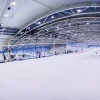 Snozone Madrid cuenta con una pista de esquí cubierta con nieve artificial e iluminación cenital. Los esquiadores pueden disfrutar de un forfait de adulto de 2 horas con equipo, mientras que las vigas metálicas del techo realzan la aventura. - ForTwo - Planes para parejas