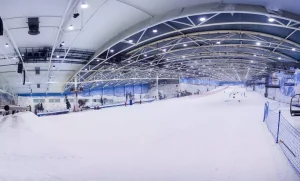 Snozone Madrid cuenta con una pista de esquí cubierta con nieve artificial e iluminación cenital. Los esquiadores pueden disfrutar de un forfait de adulto de 2 horas con equipo, mientras que las vigas metálicas del techo realzan la aventura. - ForTwo - Planes para parejas