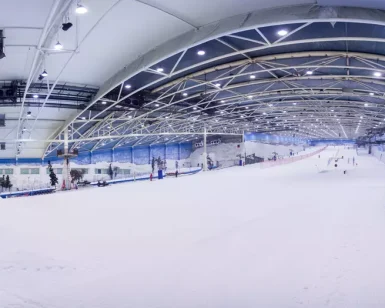 Snozone Madrid cuenta con una pista de esquí cubierta con nieve artificial e iluminación cenital. Los esquiadores pueden disfrutar de un forfait de adulto de 2 horas con equipo, mientras que las vigas metálicas del techo realzan la aventura. - ForTwo - Planes para parejas