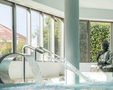 Relájese en una tranquila piscina cubierta con cascadas de agua, grandes ventanales y una estatua de Buda, que recuerda al Circuito de Spa con buffet libre y cava (Alicante). - ForTwo - Planes para parejas