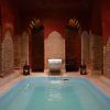 Experimente una lujosa piscina cubierta con arcos de ladrillo, iluminación tenue y linternas en "Un baño árabe en privado en pareja en Baños de Elvira (Granada)", creando un ambiente sereno que recuerda a un auténtico retiro de baño árabe. - ForTwo - Planes para parejas