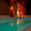 La piscina cubierta, que evoca el Baño sencillo de los Baños árabes de Elvira, cuenta con una iluminación cálida que baila sobre las paredes de ladrillo y proyecta sombras encantadoras desde una linterna. - ForTwo - Planes para parejas