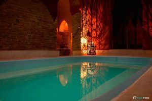 La piscina cubierta, que evoca el Baño sencillo de los Baños árabes de Elvira, cuenta con una iluminación cálida que baila sobre las paredes de ladrillo y proyecta sombras encantadoras desde una linterna. - ForTwo - Planes para parejas