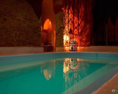 La piscina cubierta, que evoca el Baño sencillo de los Baños árabes de Elvira, cuenta con una iluminación cálida que baila sobre las paredes de ladrillo y proyecta sombras encantadoras desde una linterna. - ForTwo - Planes para parejas
