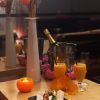 Una acogedora mesa decorada con zumo de naranja, champán, una vela y flores captura el ambiente relajante del Circuito termal de spa - Tratamiento deluxe en Tenerife. - ForTwo - Planes para parejas