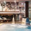 Descubra el lujo del Spa Miguel Ángel Wellness Club 5 estrellas con spa interior, equipado con jacuzzi, tumbonas y una decoración contemporánea bajo una iluminación suave. - ForTwo - Planes para parejas