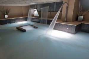 Descubra la tranquilidad en Kumaras Spa con el "Circuito spa con masaje e infusión o zumo", que cuenta con una piscina cubierta, fuentes de agua en cascada, iluminación ambiental y plantas decorativas para una escapada serena. - ForTwo - Planes para parejas