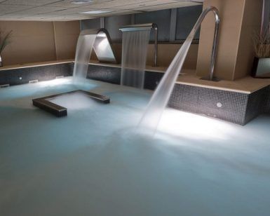 Descubra la tranquilidad en Kumaras Spa con el "Circuito spa con masaje e infusión o zumo", que cuenta con una piscina cubierta, fuentes de agua en cascada, iluminación ambiental y plantas decorativas para una escapada serena. - ForTwo - Planes para parejas