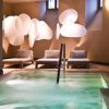 Disfrute del lujo del Circuito Spa del Radisson Blu Prado, que cuenta con un jacuzzi, tres lujosos sillones e iluminación artística moderna para una experiencia rejuvenecedora que redefine la relajación. - ForTwo - Planes para parejas